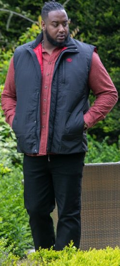 D555 FELIPE Zip Through Padded Gilet With Contrast Colour Lining And Rubber Badge Black - Якета - мъжки якета големи размери