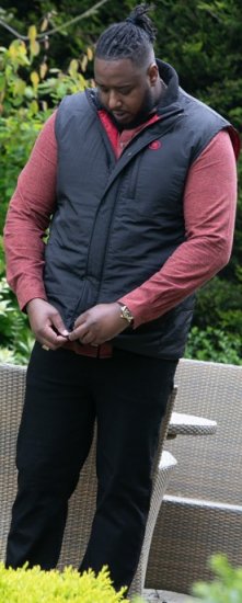 D555 FELIPE Zip Through Padded Gilet With Contrast Colour Lining And Rubber Badge Black - Якета - мъжки якета големи размери