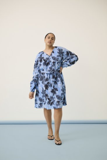 Kaffe Curve Aliana Dress Blue Flower Animal - Миди рокли - 